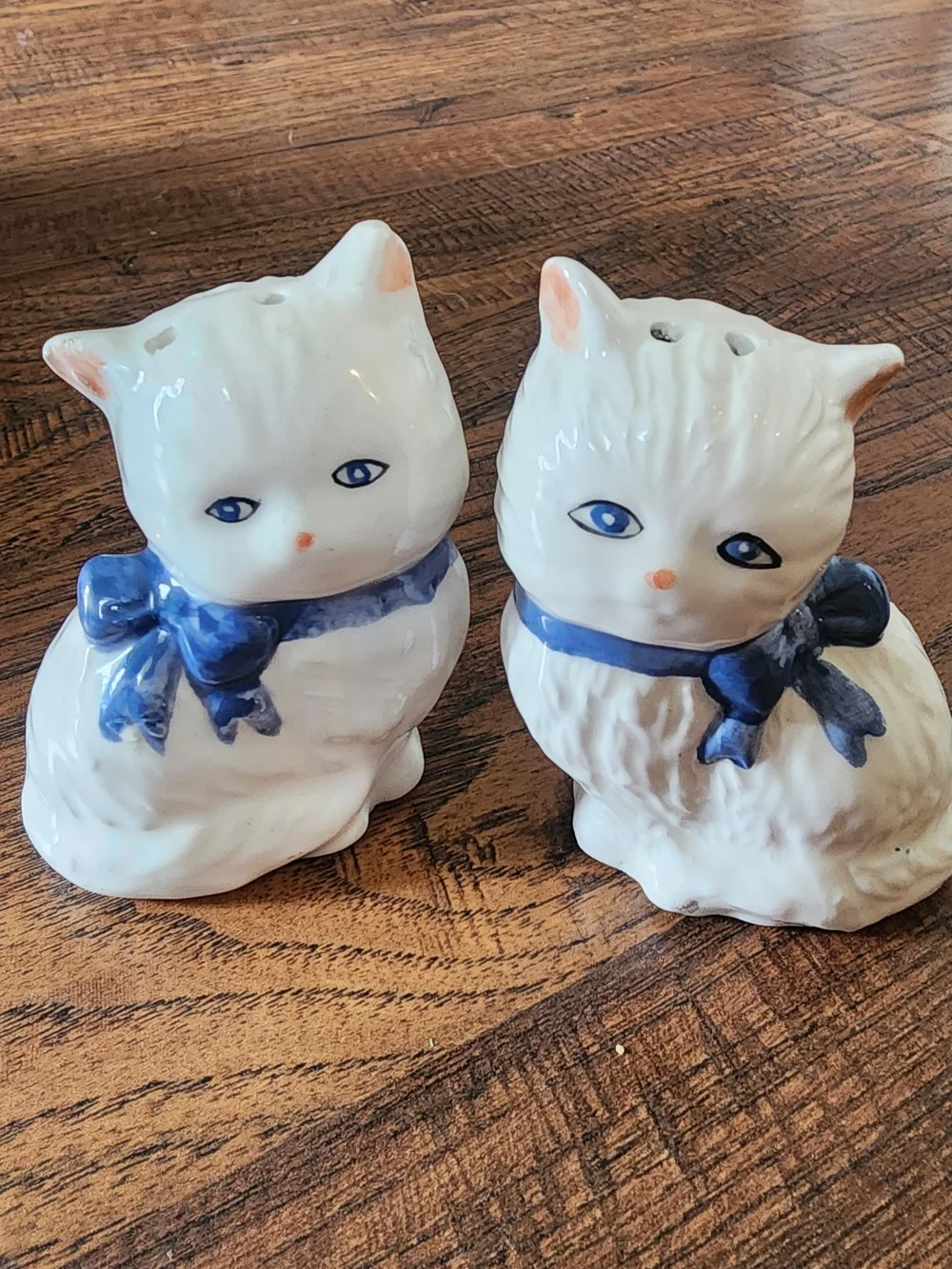Vtg White Cat Salt and Pepper Shaker Set with Blue Bows